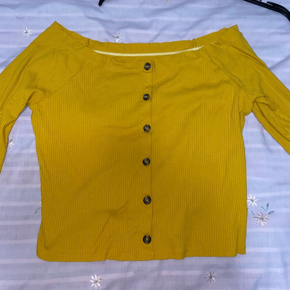 Off the shoulder yellow crop top💛